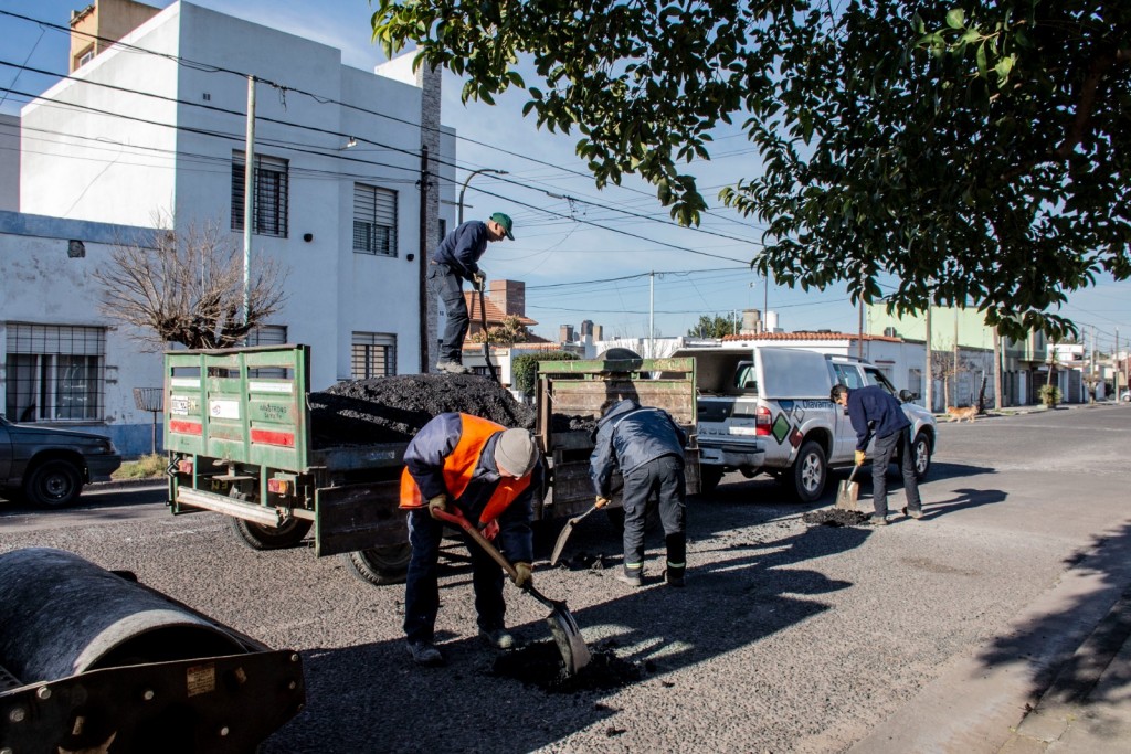 Se realizan trabajos de bacheo en el barrio San Vicente