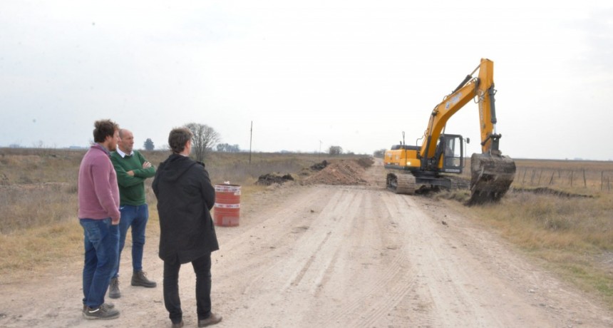 El intendente Wesner recorrió obras hidráulicas en la zona rural