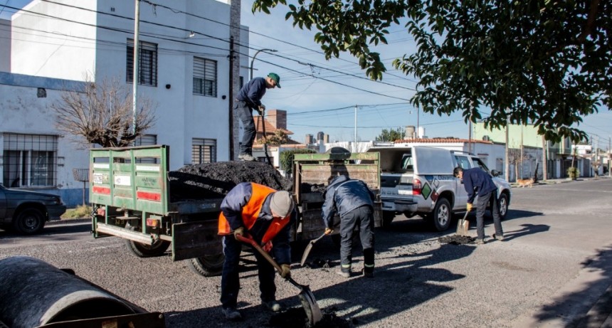 Se realizan trabajos de bacheo en el barrio San Vicente