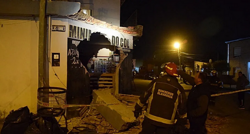 Derrumbe de vivienda y local comercial en la madrugada de este jueves