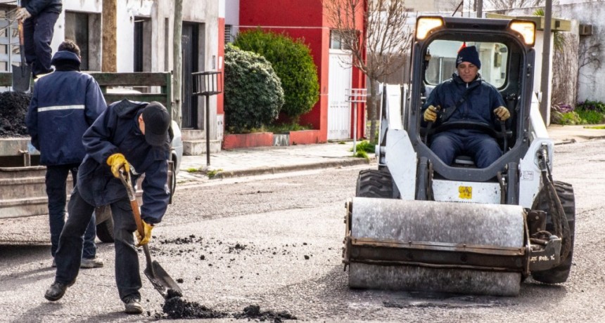 El Municipio continúa con trabajos de bacheo en distintos puntos de la ciudad