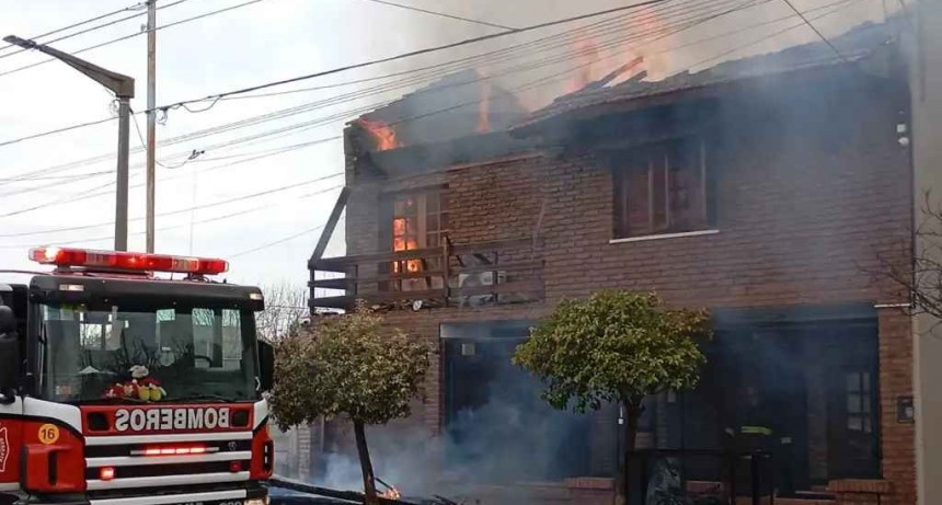 Incendio en primer piso de un domicilio, demandó el trabajo de bomberos