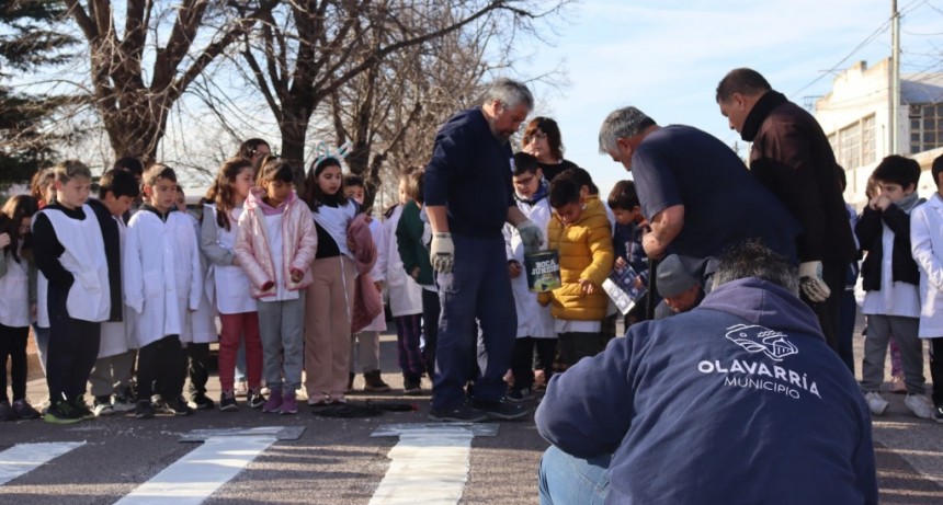 A partir de un pedido de la Escuela Primaria N°51 se realizó una nueva pintada de sendas peatonales