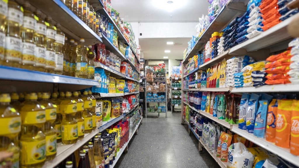 Primeros aumentos tras la suba del dólar: alimentos del 6 a 9%, autos hasta 12%