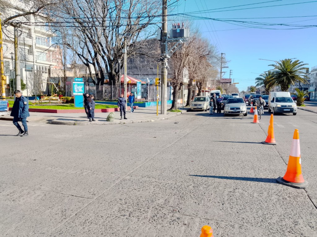 Se quedó sin frenos e impactó con dos autos 