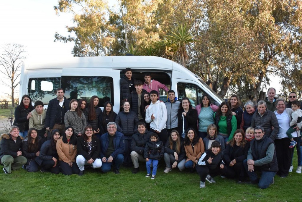 Daireaux: entregaron minibús para garantizar el arraigo de estudiantes rurales