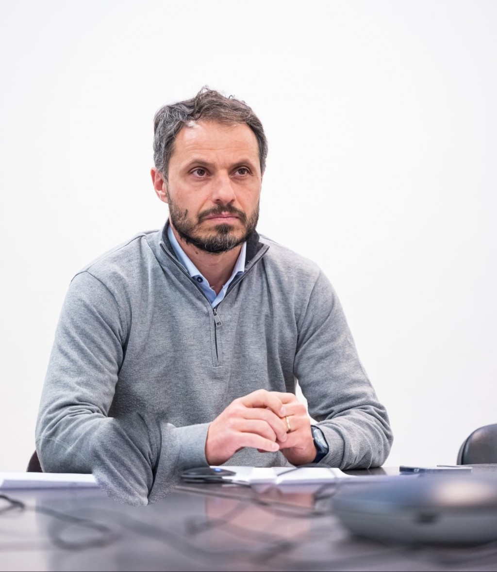 Martín Endere defendió la gestión de viviendas de Ezequiel Galli