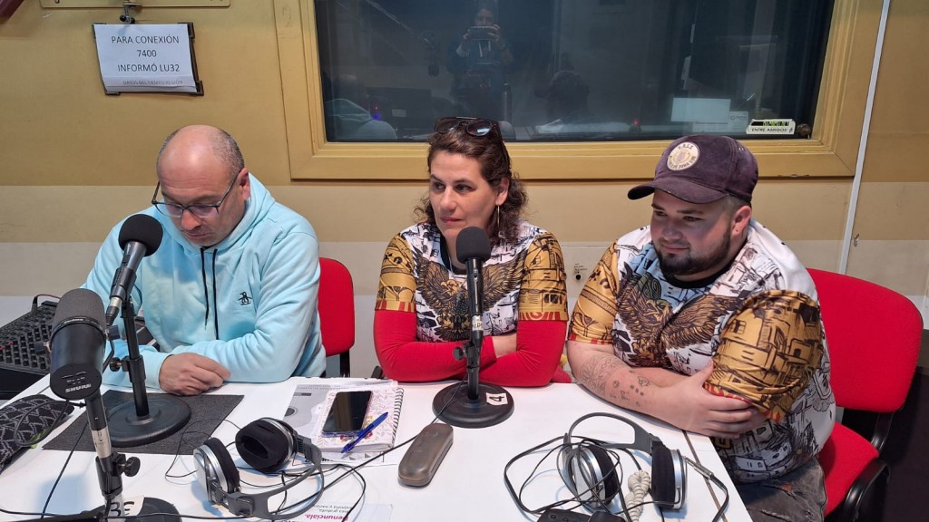 La escuela de Samba “Gres Salgueros” visitó los estudios de la Radio