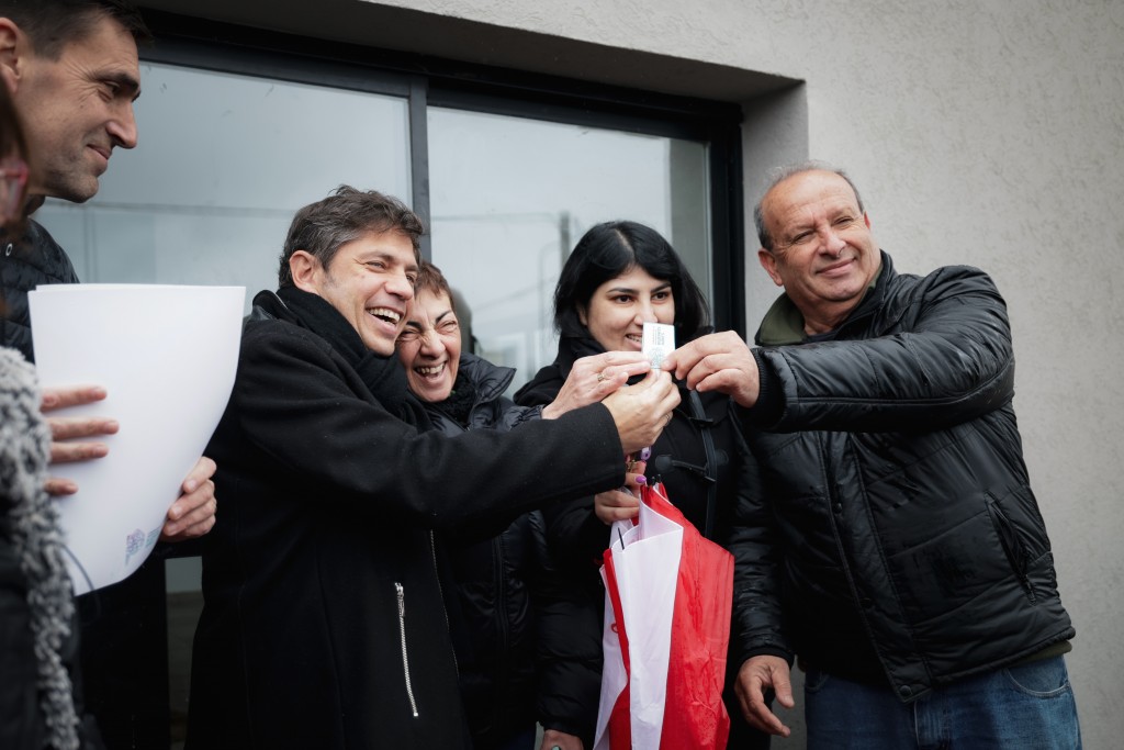 Kicillof entregó viviendas a familias de Tandil