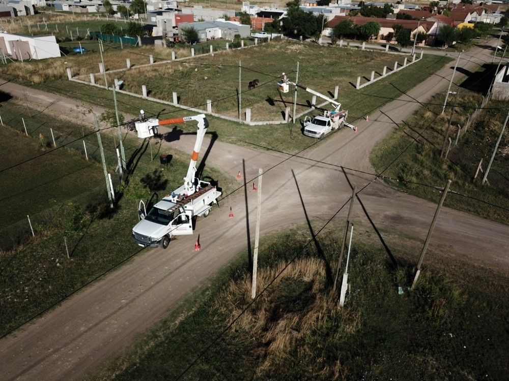 Varios barrios sin energía eléctrica por corte de cables a raíz del viento