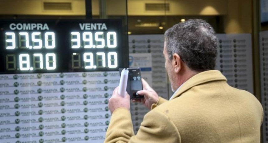 Los anuncios oficiales no calmaron al dólar, que trepó 2,7% a $ 39,04 (BCRA debió vender u$s 100 M para frenarlo)