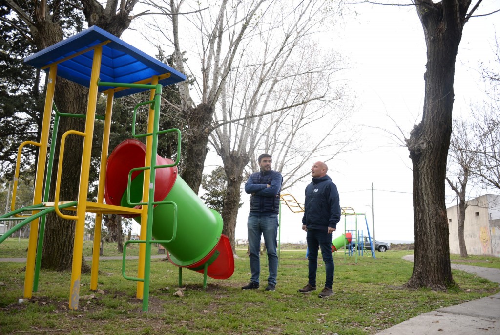 Las plazas de las localidades con nuevos juegos infantiles