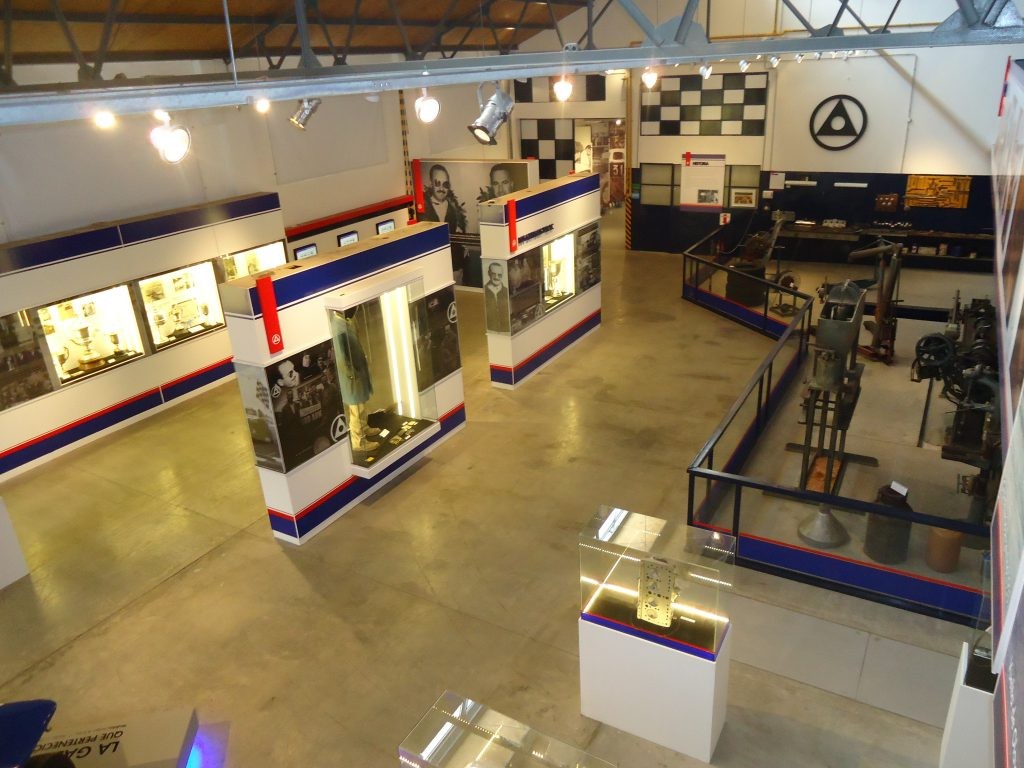 Exposición de autos clásicos y antiguos de Ford en el Museo Emiliozzi 