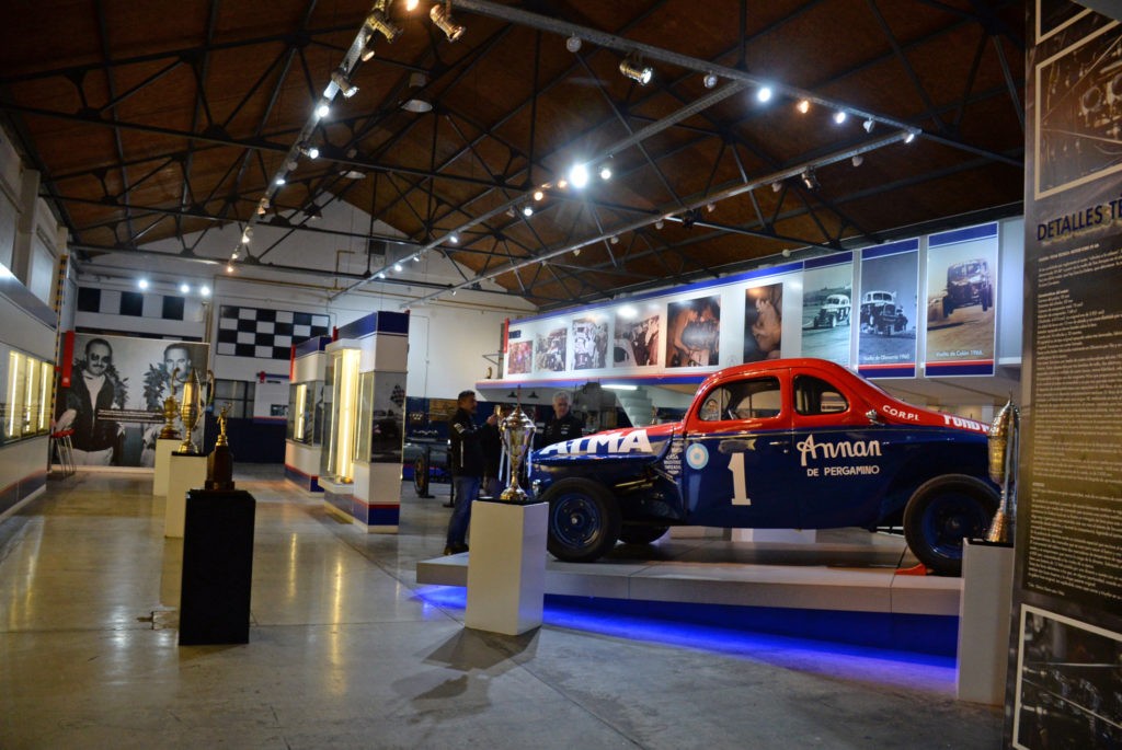 Exposición de autos clásicos y antiguos de Ford en el Museo Emiliozzi