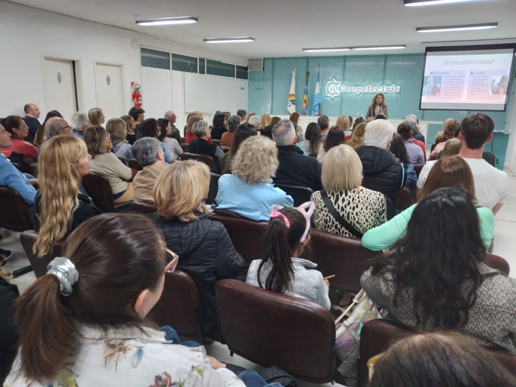 Con gran marco de público se dictó en Coopelectric la charla ‘Ayuno intermitente, ¿bueno o malo para la salud?’