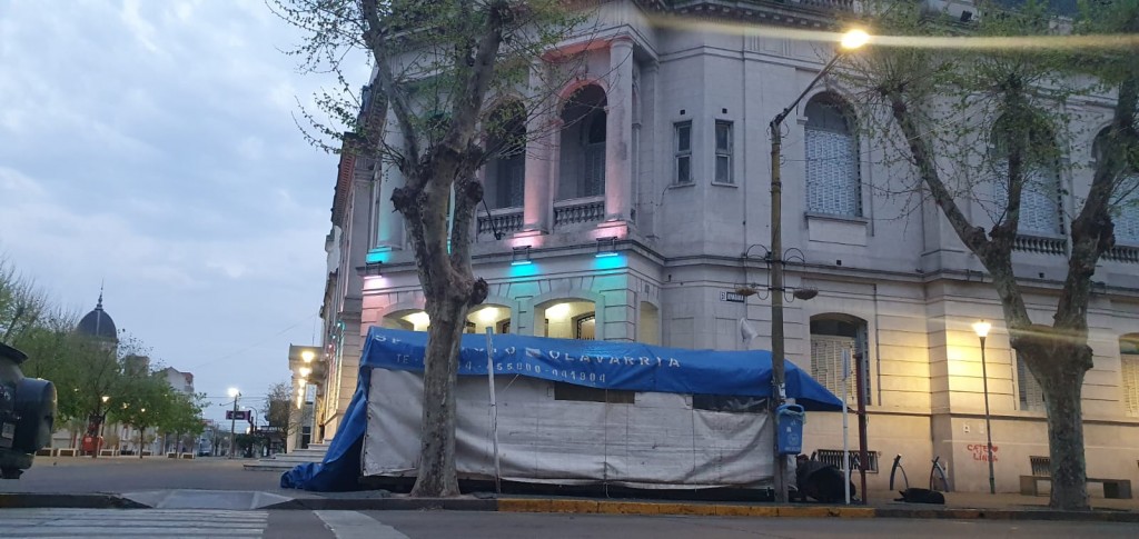 Municipales reinstalaron la carpa en el Palacio San Martín