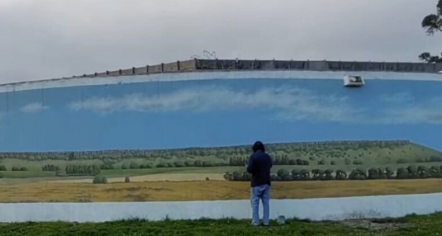 Destacan el trabajo del artista Daniel Fitte por el mural en Sierras Bayas