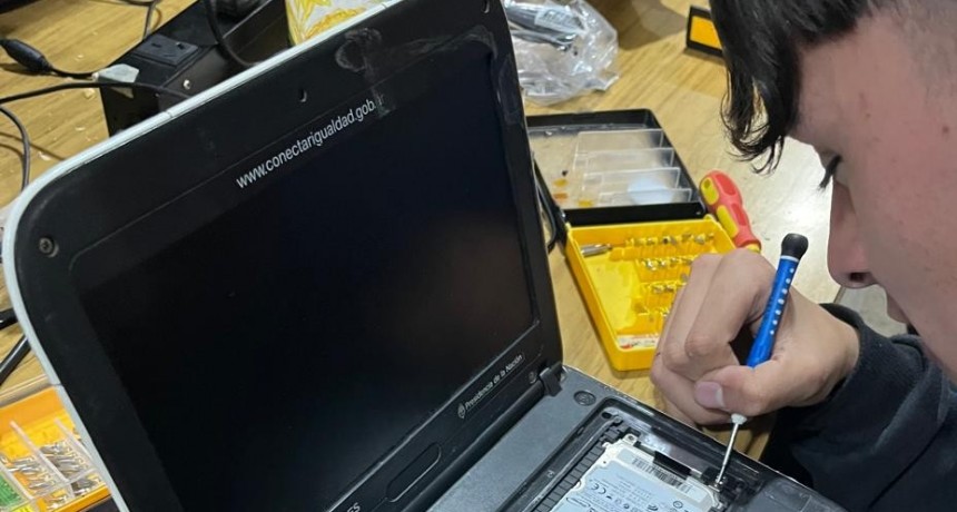 Entrega de netbooks recuperadas a varias escuelas