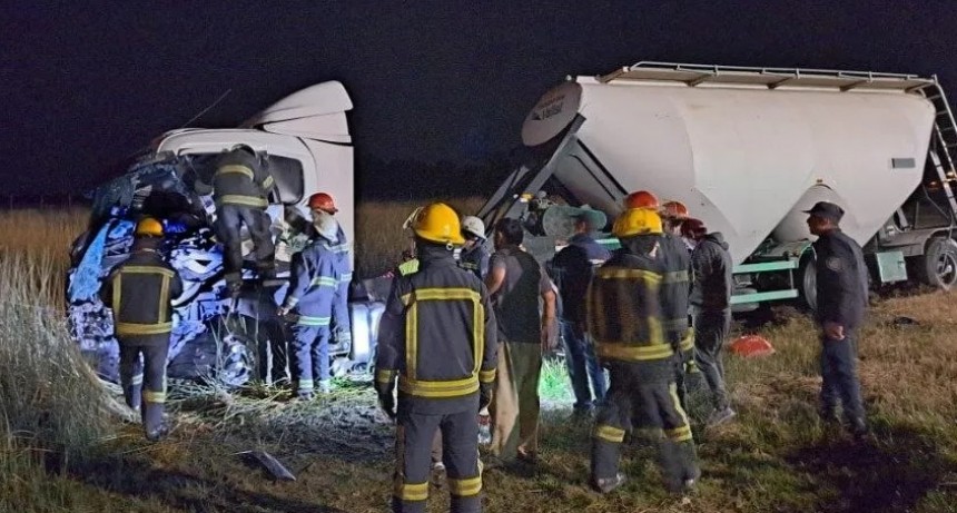 Choque de camiones dejó dos choferes hospitalizados