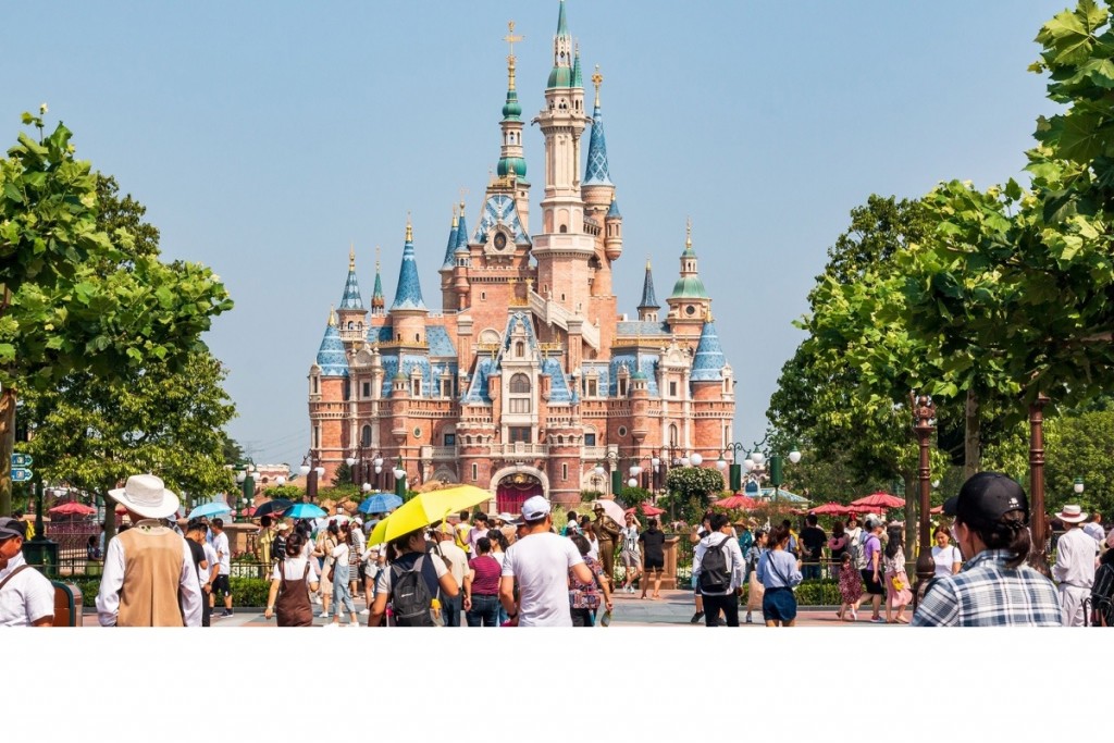 Turistas aislados en el parque de Disney de Shangai ante el alza de casos de coronavirus