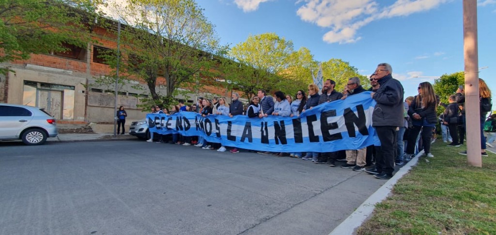 Multitudinaria marcha en defensa de la Universidad Pública en Olavarría