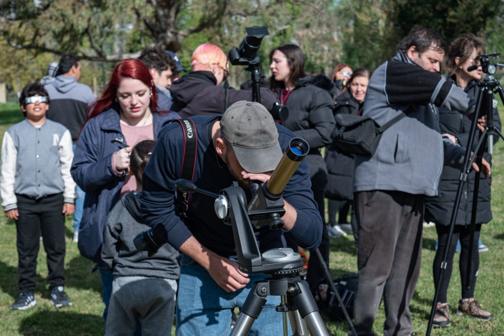 Un centenar de personas disfrutó del eclipse en el Bioparque La Máxima