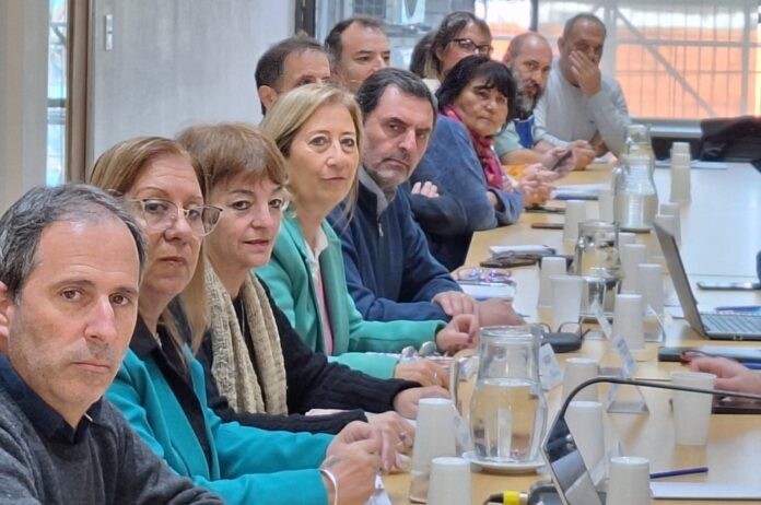 Kicillof llama a los estatales a discutir salarios la semana que viene