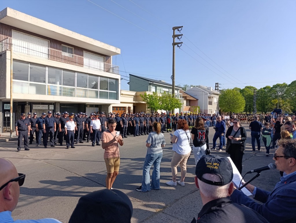 Hubo desfile por el 75° Aniversario de Bomberos