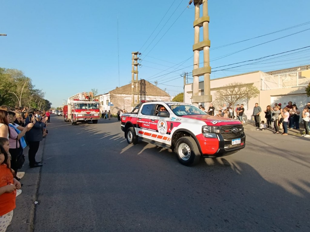 Participaron más de 50 unidades en la caravana de Bomberos