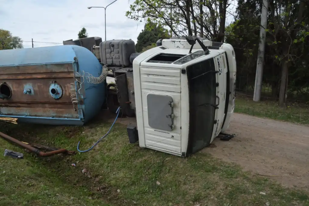 Un camión regador volcó en el barrio Villa Aurora