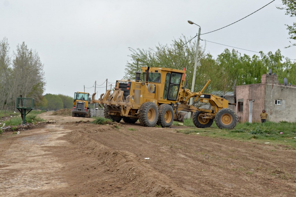 El Municipio inició un importante trabajo de limpieza y mantenimiento de calles en la zona de Av. Colón y Ruta 60