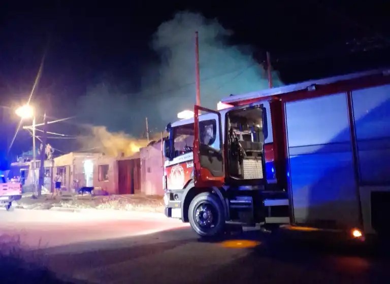 Incendio destruyó vivienda en el barrio Avellaneda