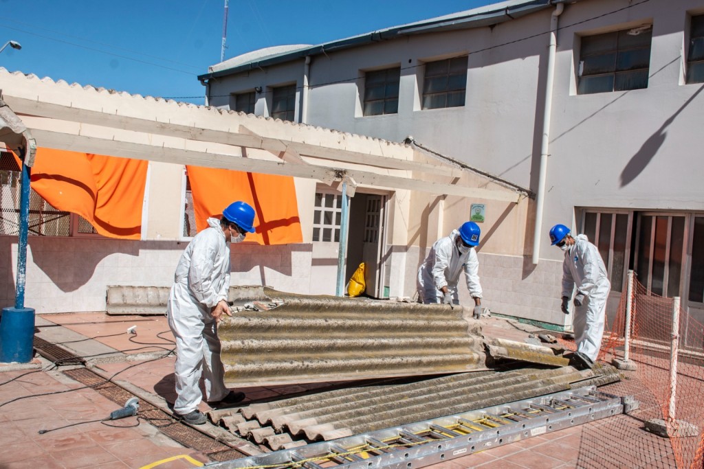 Inició la obra de recambio de techos de fibrocemento en la Escuela Nº 55 del barrio AOMA