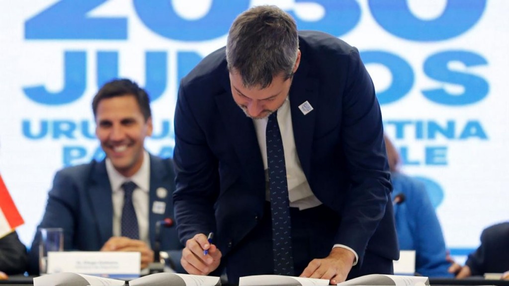 Argentina firmó el acta para trabajar por la candidatura del Mundial 2030