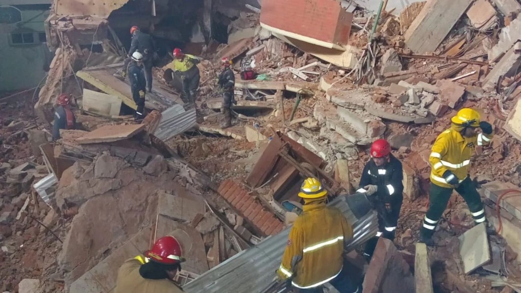 Villa Gesell: ‘Los equipos de 12 personas trabajan 12 horas corridas, con actividad cada 3 horas, de a 6 bomberos a la vez’