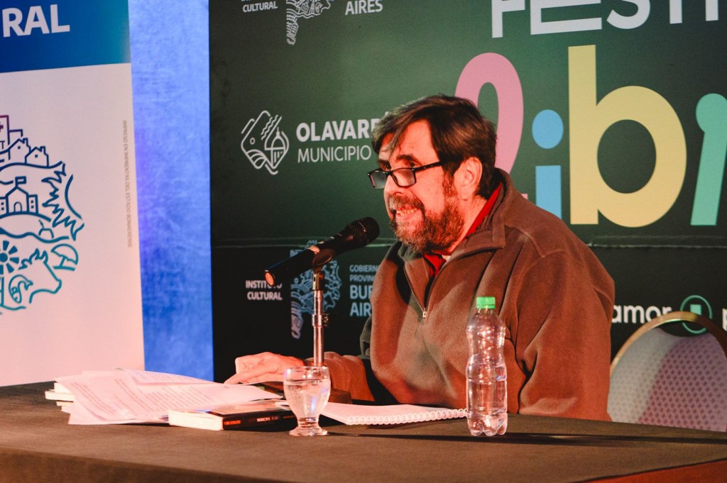 Alejandro Apo a sala llena cerró el segundo día de la Feria y Festival del Libro