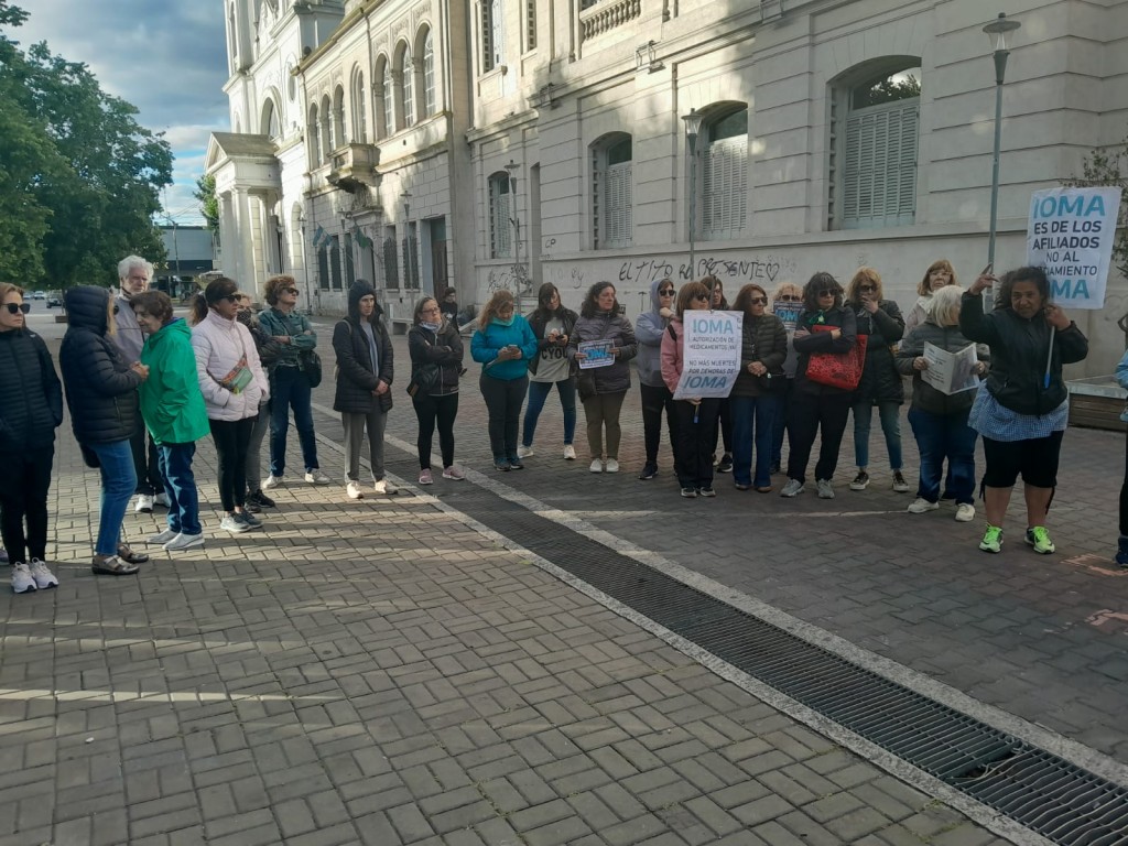 Autoconvocados de IOMA se manifestaron este lunes