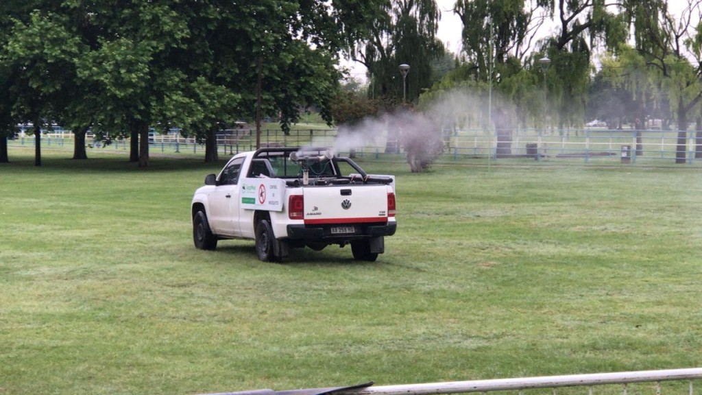 Fumigan en el Parque por la Fiesta Aniversario