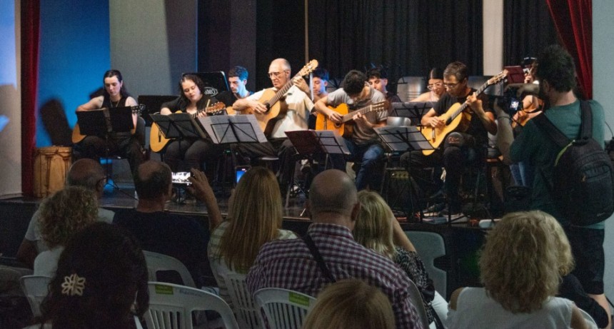 A sala llena se realizó el II Encuentro Regional de Ensambles de Guitarras en Casa del Bicentenario