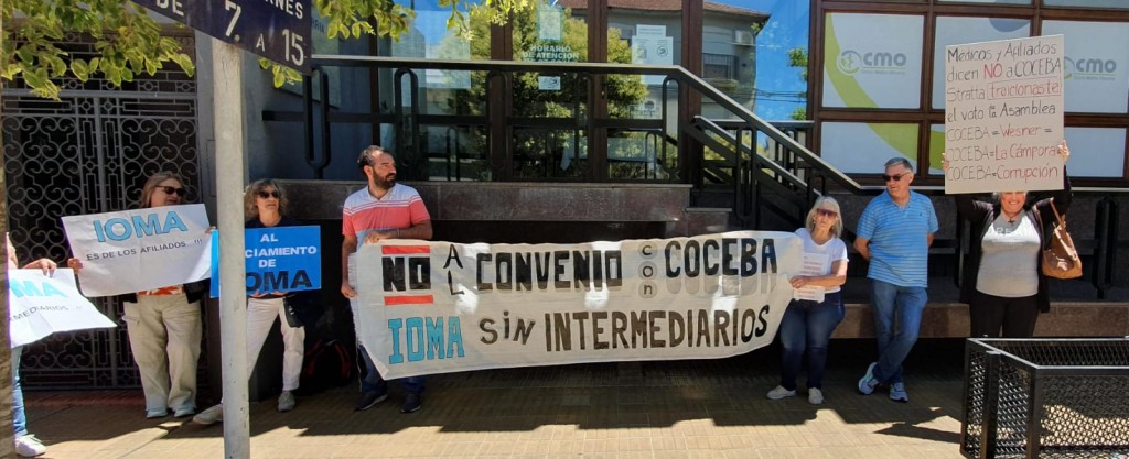 Autoconvocados de IOMA protestaron afuera del Círculo Médico