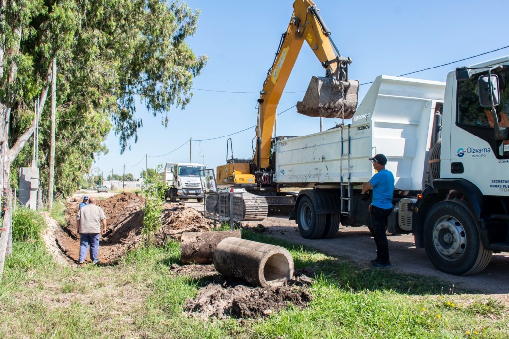 El Municipio realiza nivelación y recambio de alcantarillas en calle Vélez Sarsfield entre 205 y 211