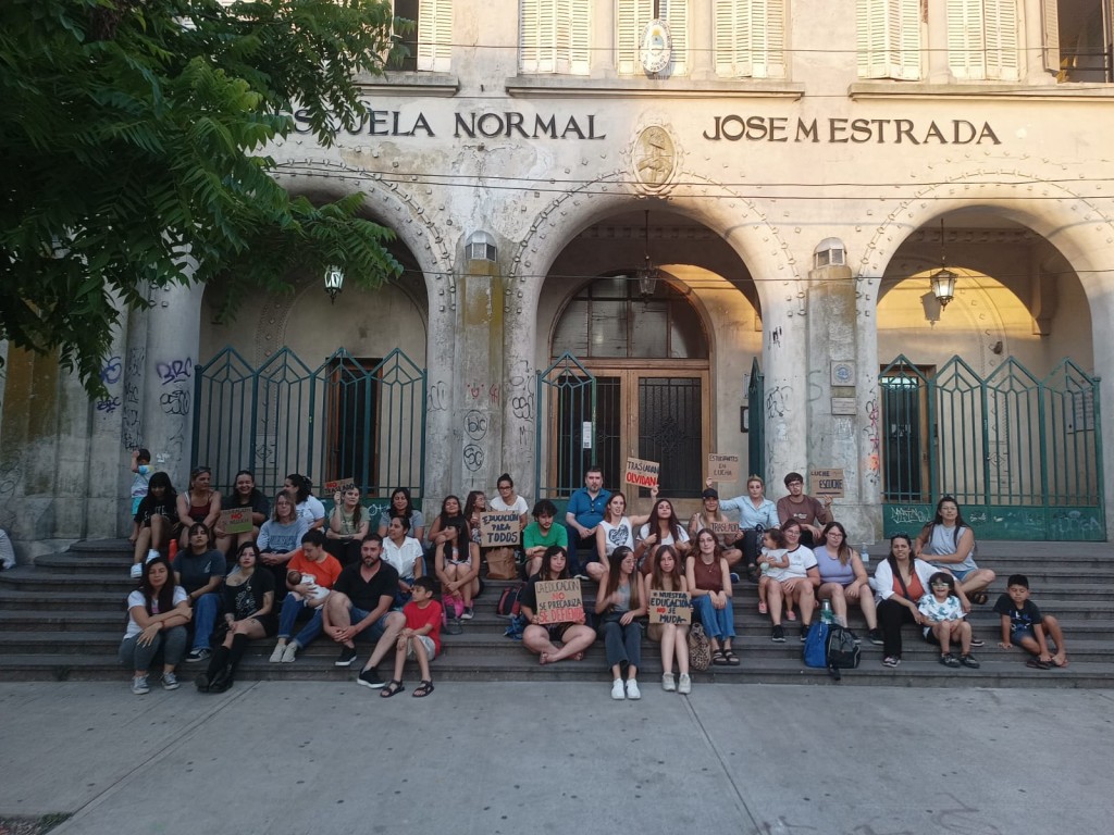 Estudiantes del Instituto N°130 realizaron una sentada y pidieron por un acta que asegure que no se va a realizar el traslado