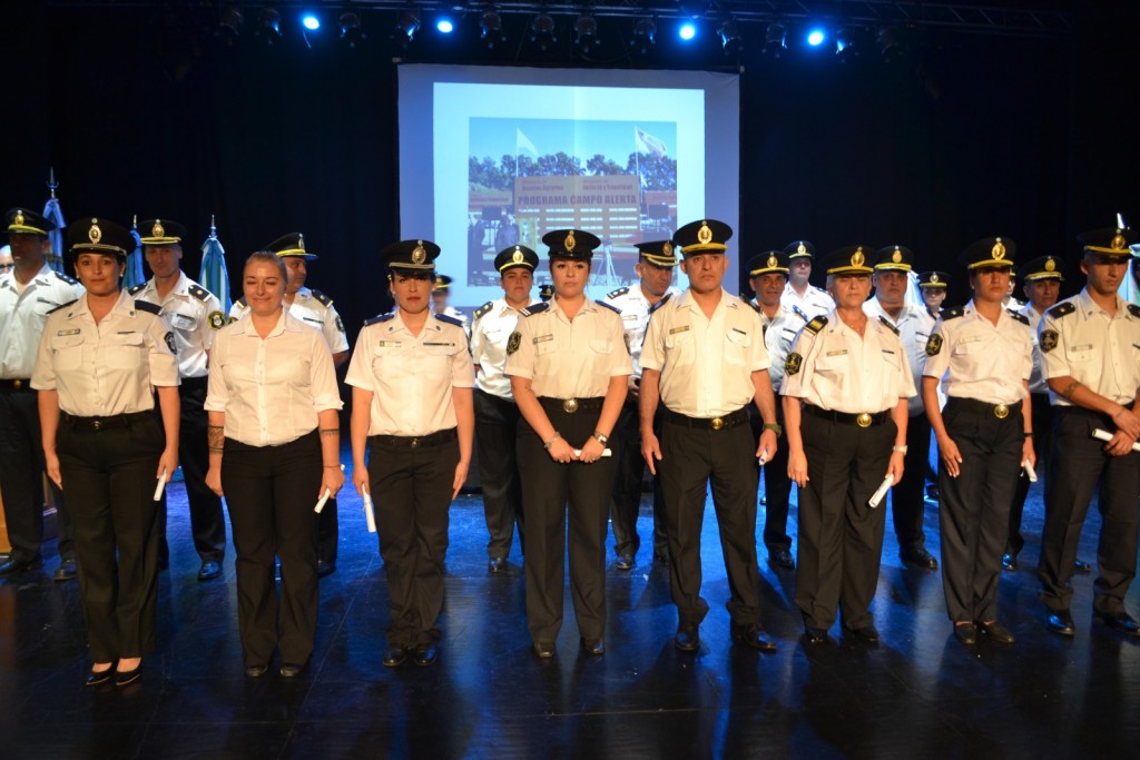 Más de 70 policías fueron reconocidos en el Teatro Municipal 