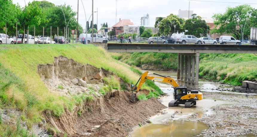 El Municipio realiza trabajos en barrancas del arroyo Tapalqué entre Hornos y las compuertas