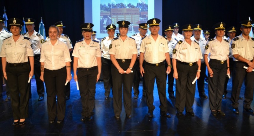 Más de 70 policías fueron reconocidos en el Teatro Municipal 