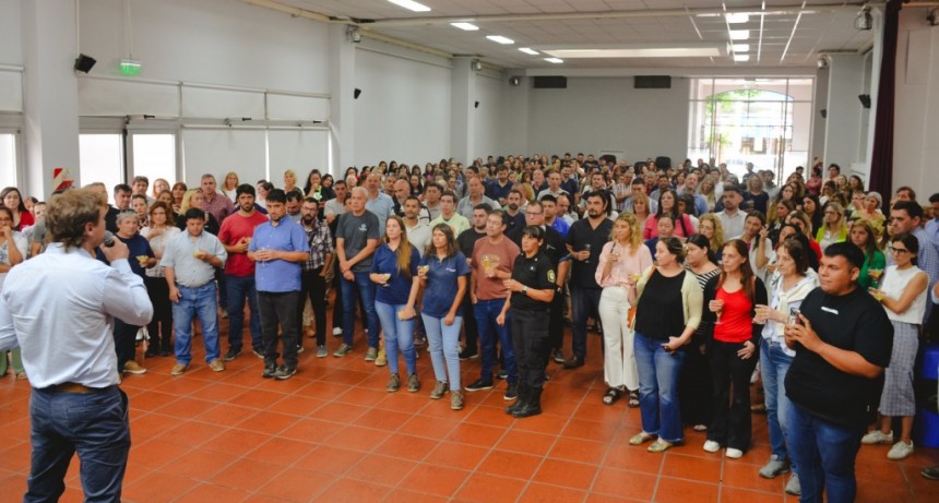Wesner brindó con trabajadores municipales y concejales en el Salón Rivadavia
